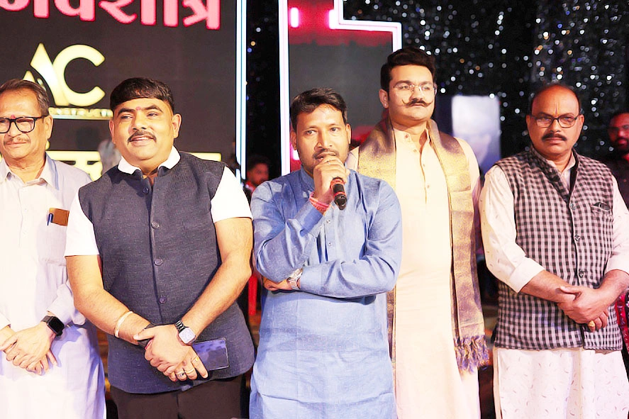 जशपुर गरबा महोत्सव 2026 में गरबा करते प्रतिभागी