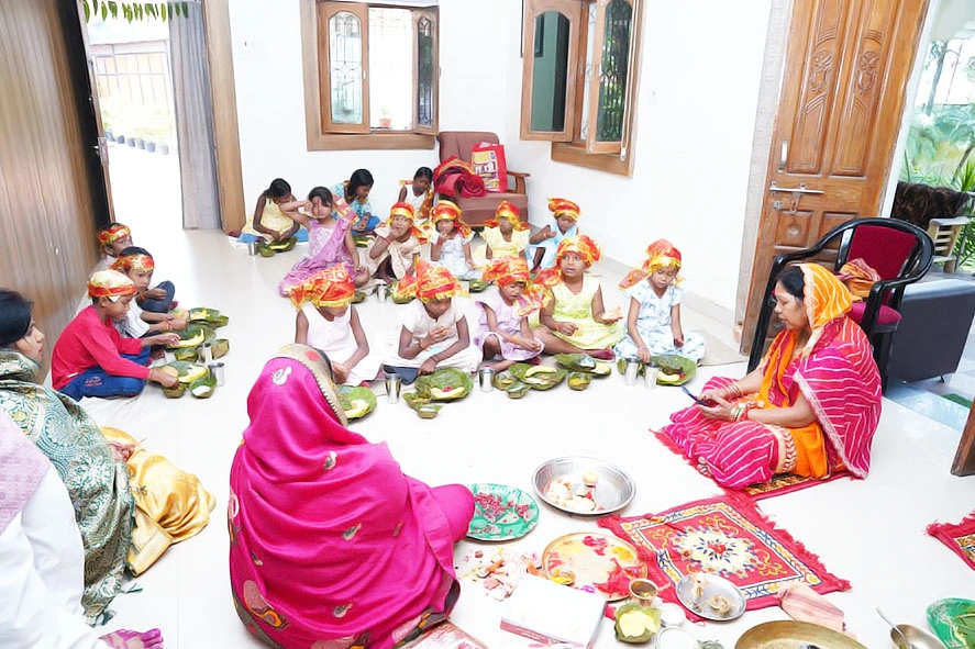 महानवमी पर मुख्यमंत्री की पत्नी कौशल्या साय ने बगिया निवास में किया कन्या पूजन