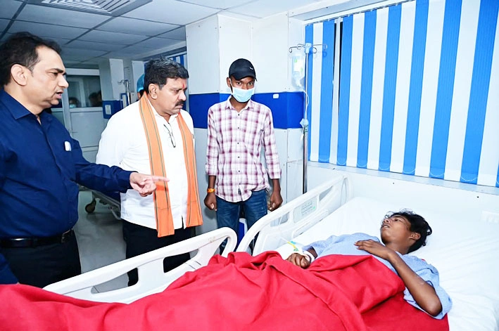मरकाटोला घाट सड़क हादसे के घायलों का हाल जानने अस्पताल पहुंचे उप मुख्यमंत्री विजय शर्मा