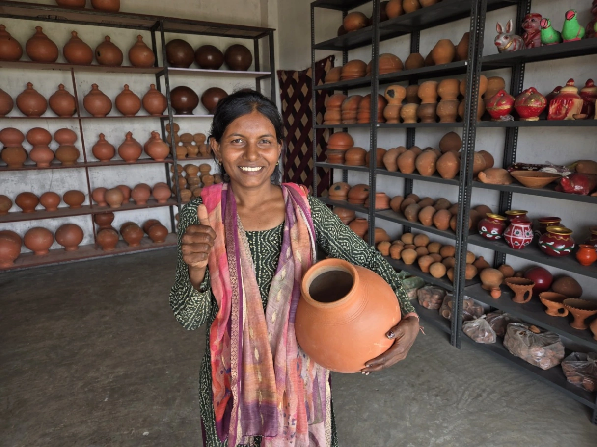 सक्षम योजना से संवरी जिंदगी- मिट्टी के बर्तनों के व्यवसाय से आत्मनिर्भर बनीं सोन कुमारी
