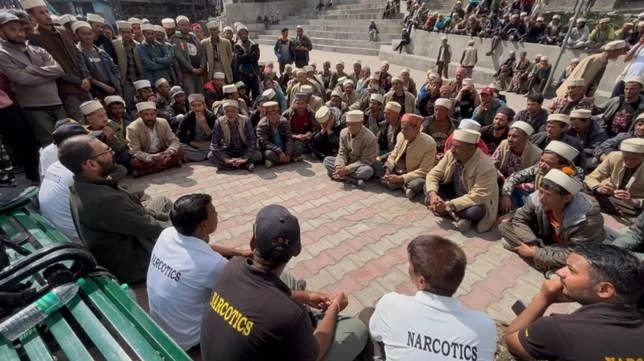 मलाना में नारकोटिक्स ब्यूरो का जन संवाद: ग्रामीणों व बच्चों ने ली अवैध भांग की खेती छोड़ने की शपथ