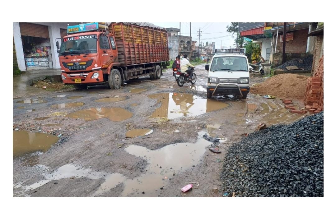 अंबिकापुर में एक किलोमीटर सड़क पर 429 गड्ढे, नगर निगम की लापरवाही से जनता परेशान