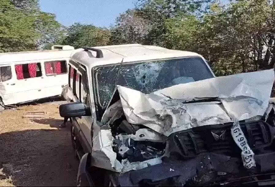महाकुंभ से लौट रही टूरिस्ट बस और स्कॉर्पियो के बीच जबरदस्त टक्कर, एक की मौत, 7 घायल