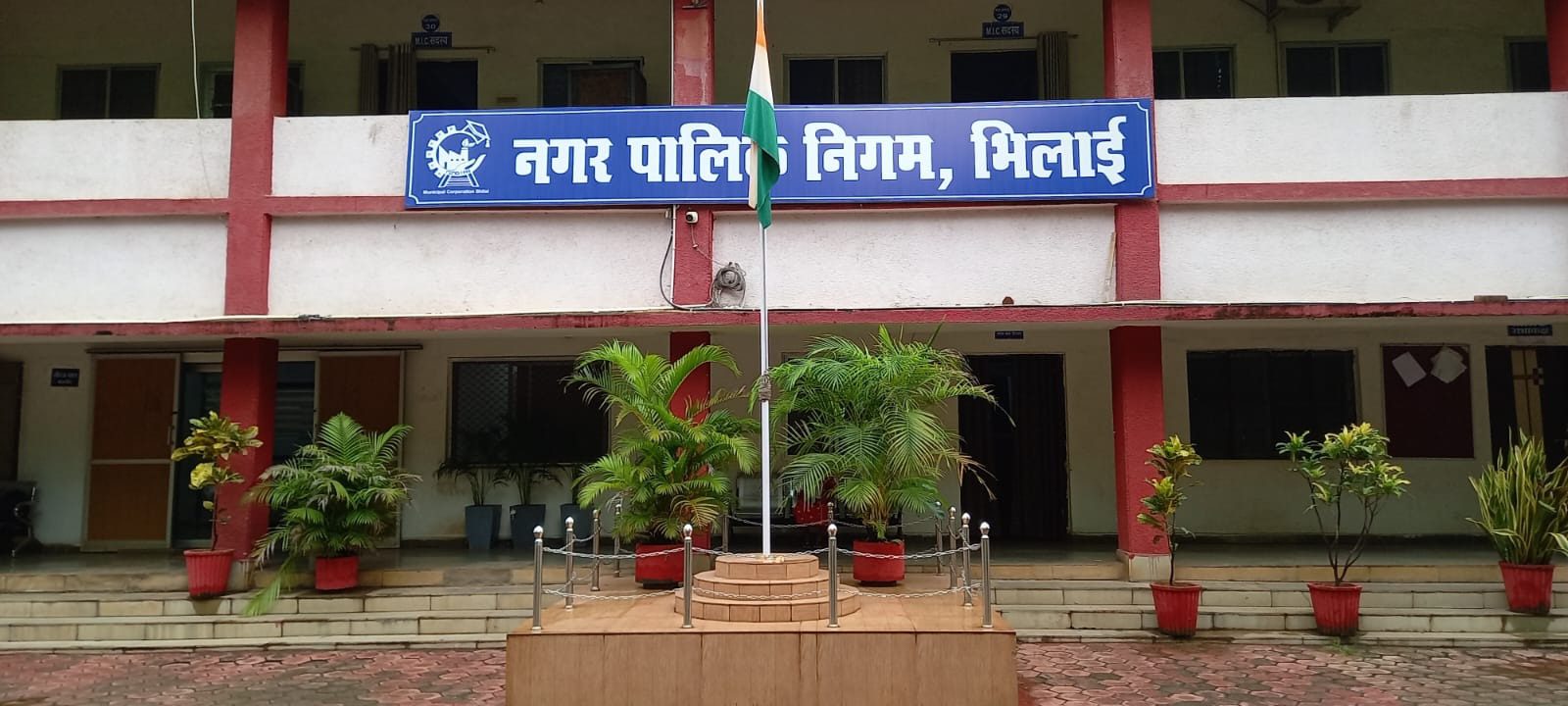 भिलाई नगर निगम में लापरवाही पर गिरी गाज, दो महिला सफाई कर्मचारी निलंबित