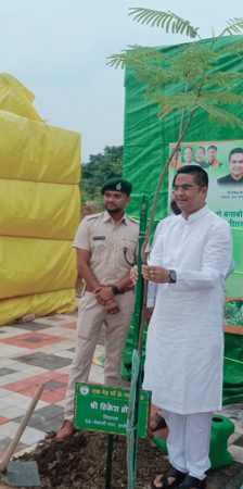 वैशाली नगर विधायक रिकेश सेन ने विधानसभा परिसर में किया पौधारोपण
