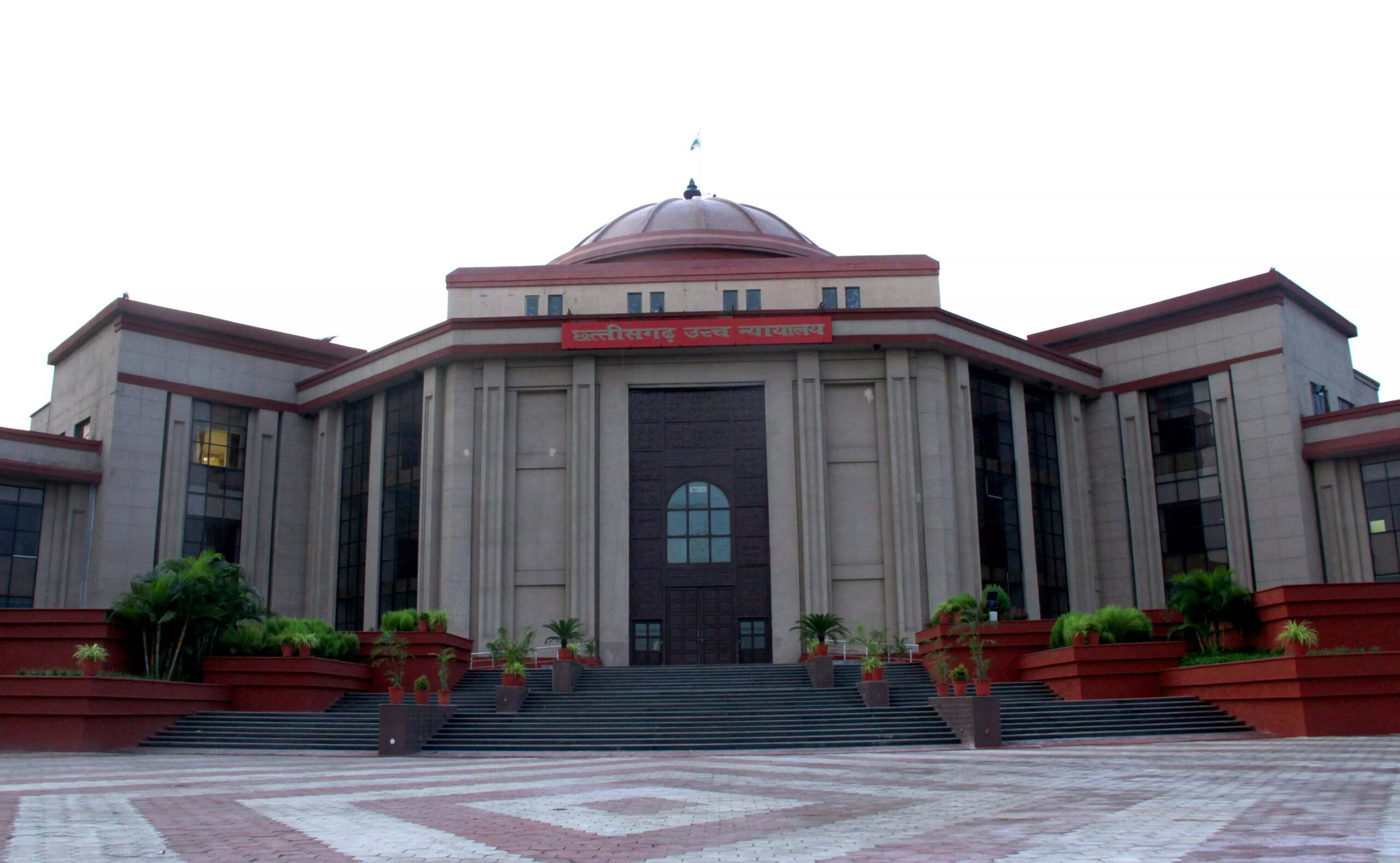 बिलासपुर हाईकोर्ट सख्त: न्यायालयीन आदेशों की अनदेखी पर दो IAS अधिकारियों के खिलाफ जमानती वारंट जारी