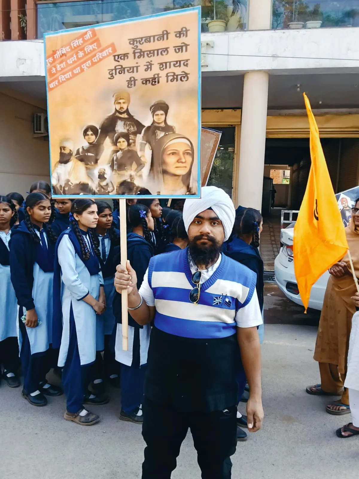 बेमेतरा में वीर बाल रैली को हरी झंडी दिखाते अतिथि और शामिल स्कूली बच्चे।