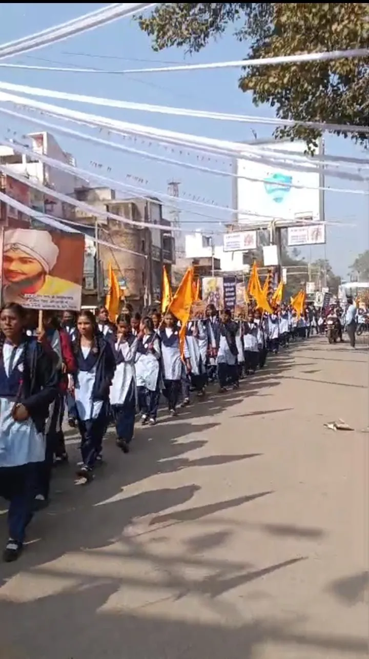 बेमेतरा में वीर बाल रैली को हरी झंडी दिखाते अतिथि और शामिल स्कूली बच्चे।