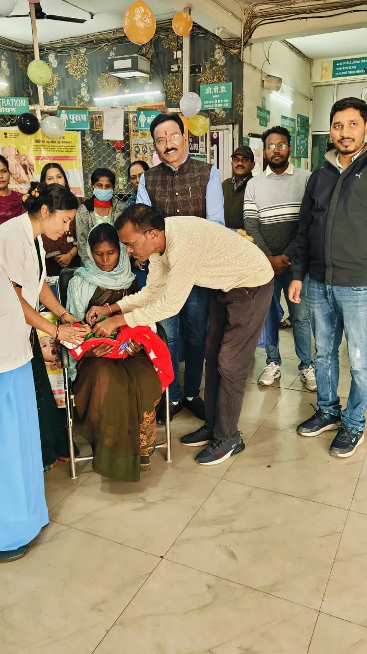 पल्स पोलियो अभियान में नंदलाल देवांगन व जनप्रतिनिधियों ने बच्चों को पिलाई दवा