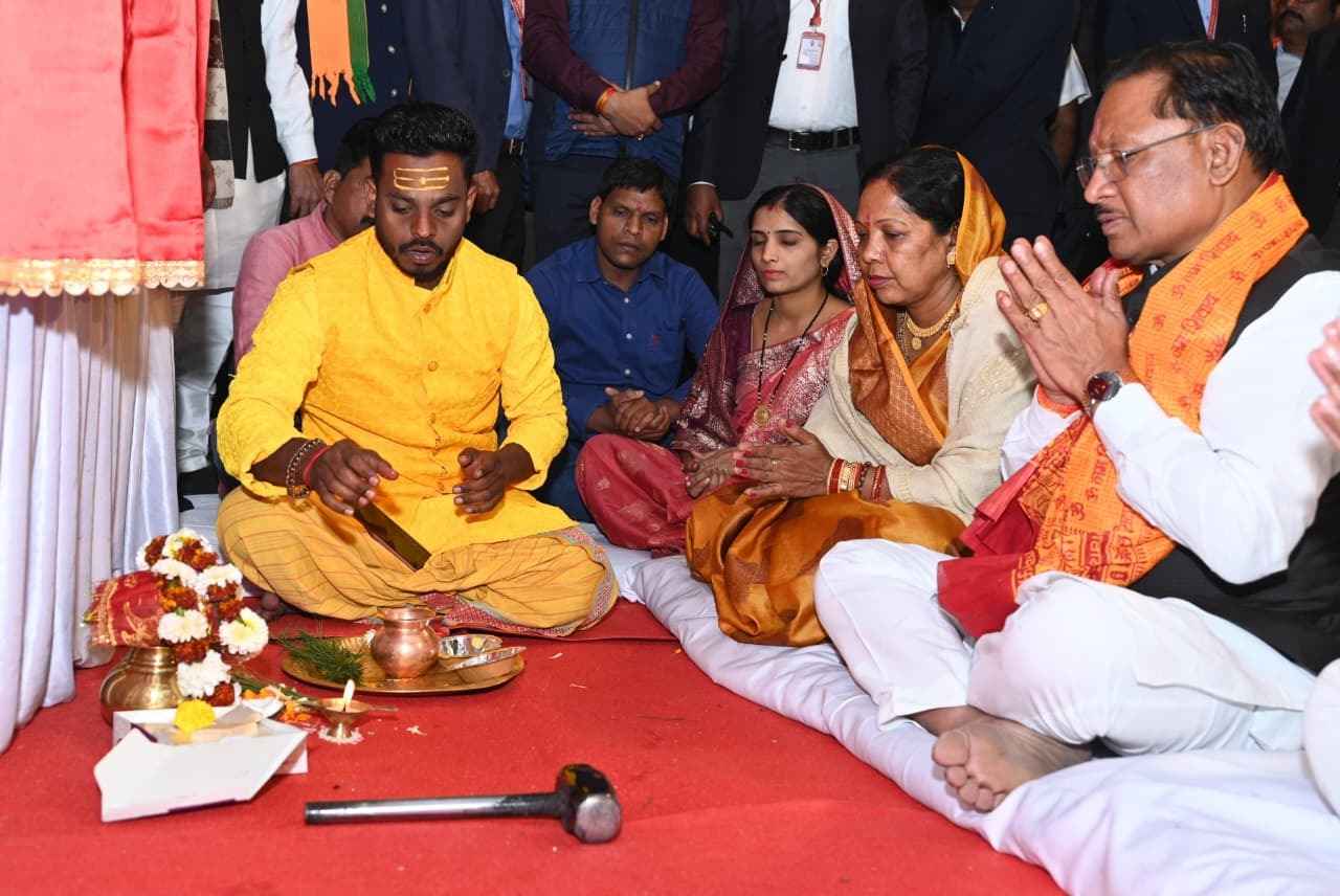 सीएम विष्णुदेव साय ने देर रात कोसमनारा धाम में की पूजा-अर्चना, जिले को दी 1.20 करोड़ के विकास कार्यों की सौगात