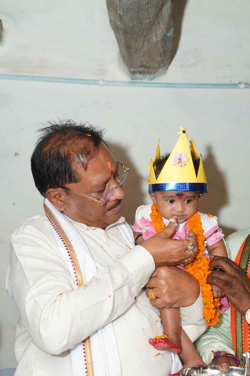 सीएम विष्णु देव साय सूरजपुर प्रवास: मनोज सिंह के घर पहुंचकर बच्ची को खिलाई खीर, दिया आशीर्वाद
