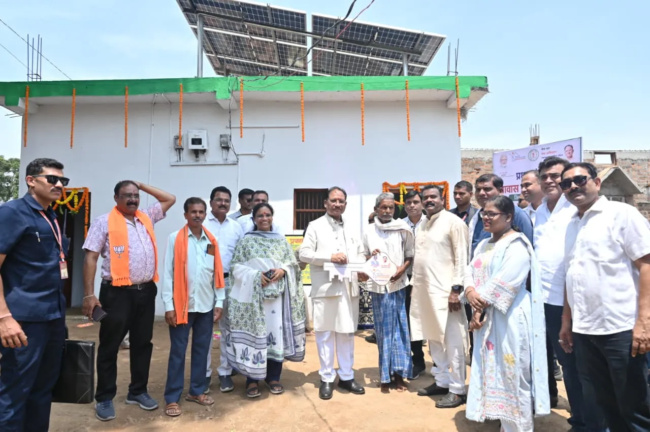 बस्तर का पहला सोलर पीएम आवास: CM विष्णु देव साय ने चमन लाल को कराया गृह प्रवेश