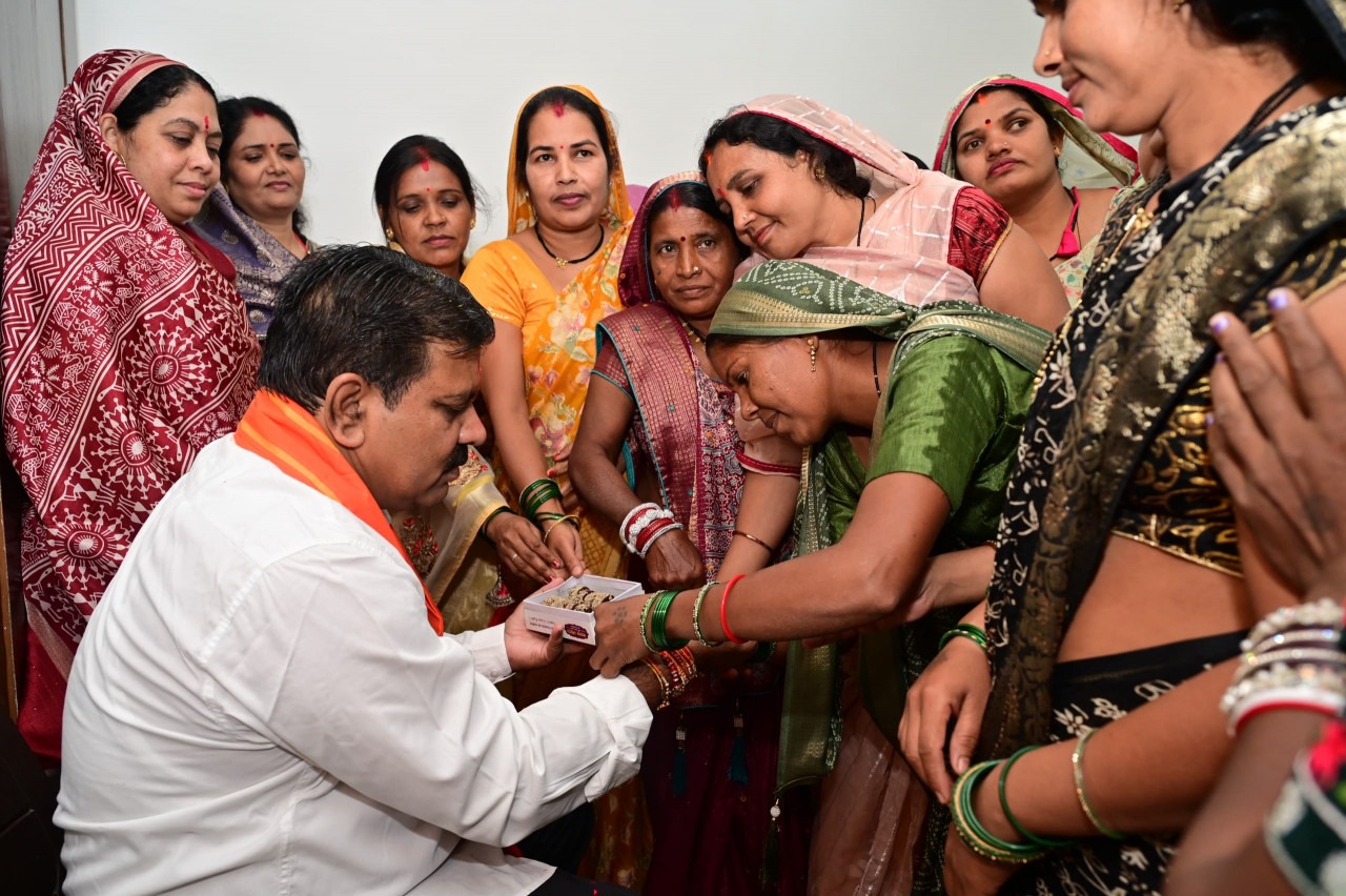 कबीरधाम की 'बिहान' दीदियों ने गुजरात में सीखा अमूल मॉडल, उपमुख्यमंत्री विजय शर्मा को राखी बांध साझा किए अनुभव